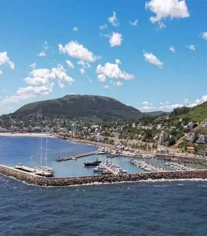 Piri�polis ofrece en verano una combinaci�n ideal de playas, cerros y rutas esc�nicas frente al R�o de la Plata.