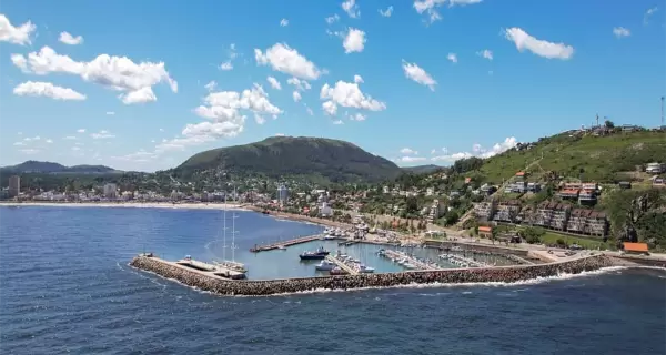 Piri�polis ofrece en verano una combinaci�n ideal de playas, cerros y rutas esc�nicas frente al R�o de la Plata.