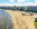 En verano, Montevideo se transforma en una ciudad abierta al aire libre, con rambla, parques y playas urbanas.