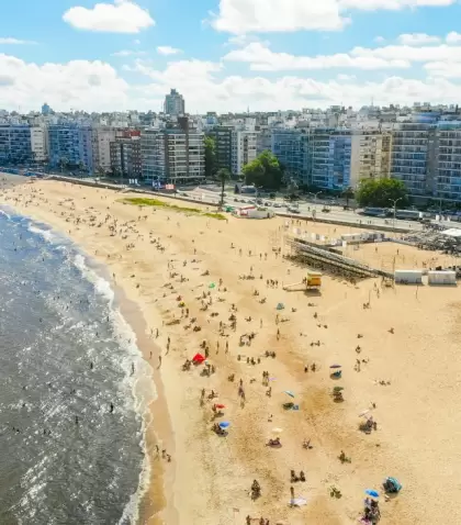 En verano, Montevideo se transforma en una ciudad abierta al aire libre, con rambla, parques y playas urbanas.