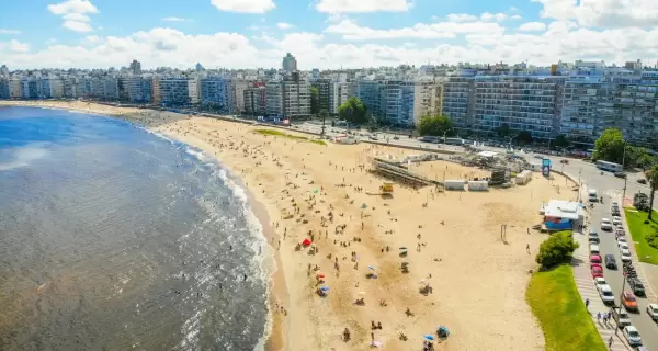 En verano, Montevideo se transforma en una ciudad abierta al aire libre, con rambla, parques y playas urbanas.