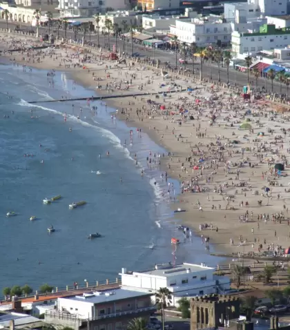 Las playas de Piri�polis se destacan por su bah�a protegida y su ambiente tranquilo y familiar.