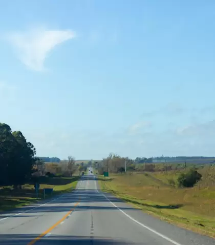 Viajar por Uruguay en verano permite recorrer paisajes diversos con distancias cortas y gran flexibilidad.