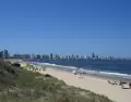 En verano, Punta del Este combina playas, paseos costeros y vida urbana al aire libre.