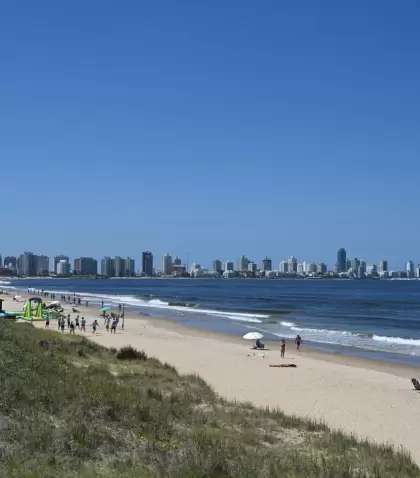 En verano, Punta del Este combina playas, paseos costeros y vida urbana al aire libre.