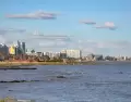 Las playas de Montevideo forman parte del paisaje urbano y se disfrutan a pocos pasos de la ciudad.