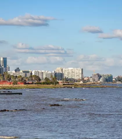 Las playas de Montevideo forman parte del paisaje urbano y se disfrutan a pocos pasos de la ciudad.