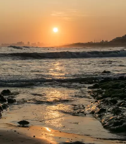 En verano, Uruguay ofrece atardeceres largos que invitan a frenar y mirar.