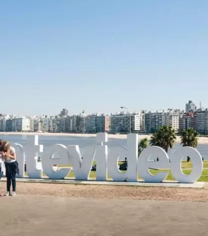 Montevideo en verano combina playa, espacios verdes y vida urbana al aire libre.