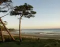 La Costa de Oro ofrece playas tranquilas y un ritmo local relajado.