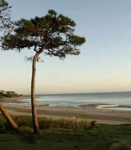 La Costa de Oro ofrece playas tranquilas y un ritmo local relajado.