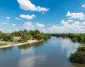 R�os y arroyos ofrecen sombra y espacios naturales para descansar lejos del movimiento urbano.