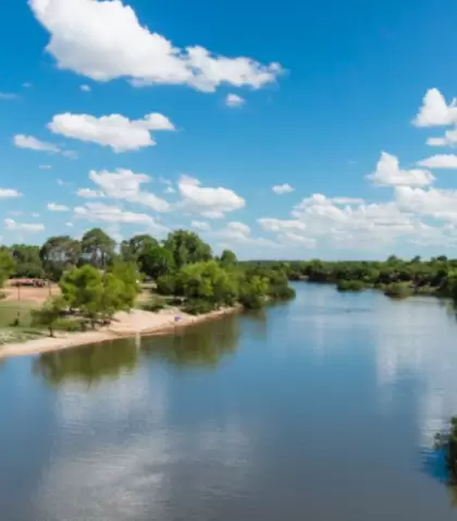 R�os y arroyos ofrecen sombra y espacios naturales para descansar lejos del movimiento urbano.