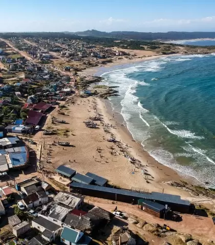 El verano uruguayo se vive entre playas, atardeceres y vida cotidiana.