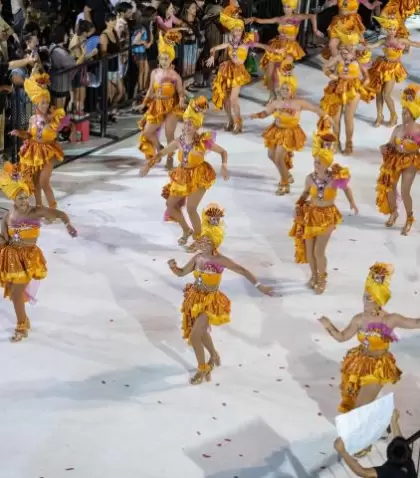 El Carnaval en Montevideo se vive en los barrios, con tablados, murgas y planes urbanos.