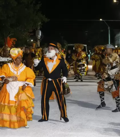 La costa uruguaya permite vivir el Carnaval combinando playa y festejos.