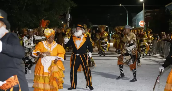 La costa uruguaya permite vivir el Carnaval combinando playa y festejos.