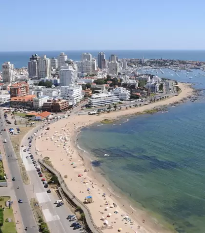 Maldonado fuera de temporada se disfruta con playas amplias y ambiente sereno.