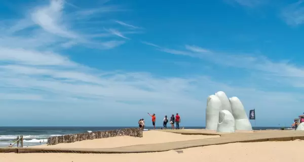 Playas, cultura y arquitectura se combinan en Punta del Este.