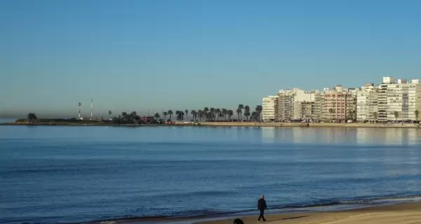 Montevideo invita a recorrer sus barrios a pie.