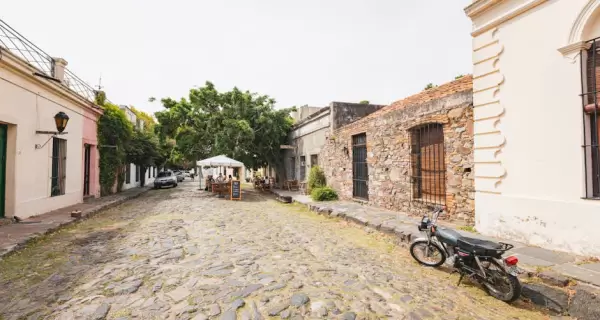 Colonia para un fin de semana con calles empedradas del Barrio Hist�rico