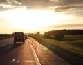 Caminos secundarios que conectan pueblos, establecimientos rurales y paisajes poco intervenidos.