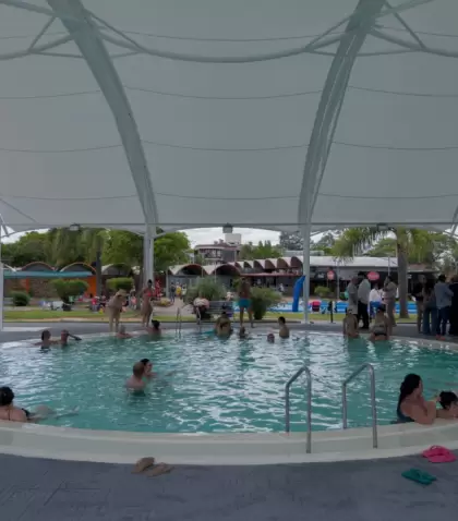 Las piscinas de agua caliente en las termas de Daym�n son una gran opci�n durante el oto�o.