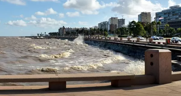 El oto�o en Montevideo ofrece un paisaje urbano tranquilo.