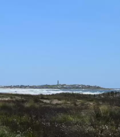 Vista del Cabo Polonio con faro, dunas y mar.