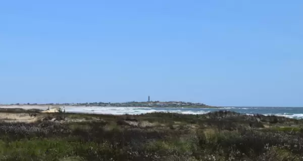 Vista del Cabo Polonio con faro, dunas y mar.