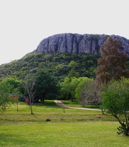 Durante el oto�o, en Lavalleja, los colores se integran al paisaje serrano de manera gradual.