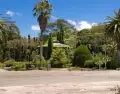 Cuando desaparecen las multitudes, el parque recupera su naturaleza real.