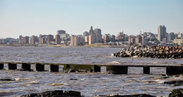 Uno de los detalles m�s fuertes de los amaneceres oto�ales en Montevideo es el silencio.