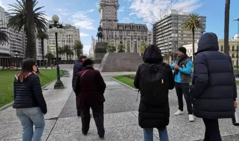 El encanto de Montevideo aparece en las pausas, las caminatas y el clima cotidiano.