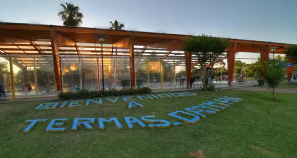 La noche ayuda a bajar el ritmo en las termas.