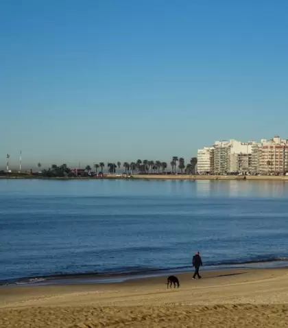 La costa uruguaya se vuelve un ambiente tranquilo durante el invierno.