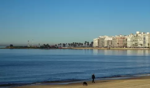 La costa uruguaya se vuelve un ambiente tranquilo durante el invierno.