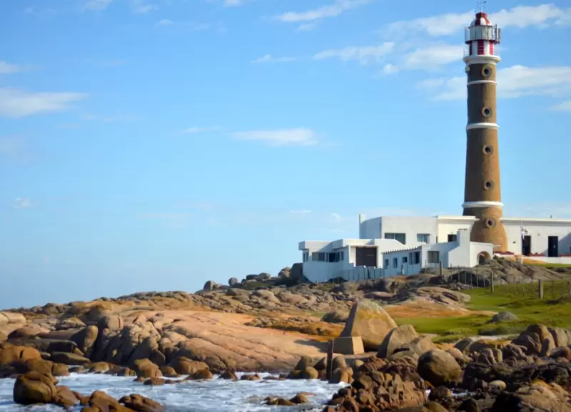 Las playas dejan de ser escenario de temporada y vuelven a ser paisaje.
