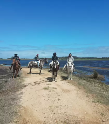 Una cabalgata puede sentirse como una manera real de entrar en el paisaje.