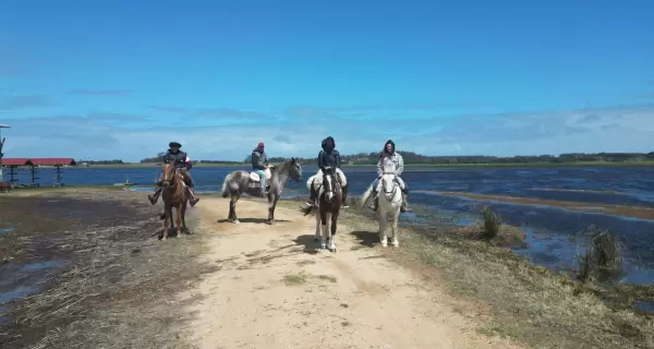 Una cabalgata puede sentirse como una manera real de entrar en el paisaje.
