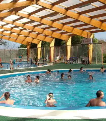 El agua caliente, la cercan�a con Salto y la variedad de servicios hacen que sea un destino muy pr�ctico para viajar con ni�os.
