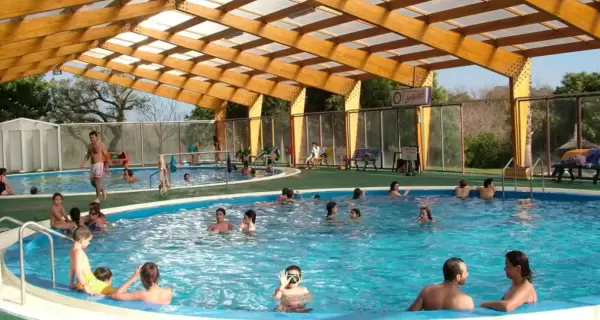 El agua caliente, la cercan�a con Salto y la variedad de servicios hacen que sea un destino muy pr�ctico para viajar con ni�os.