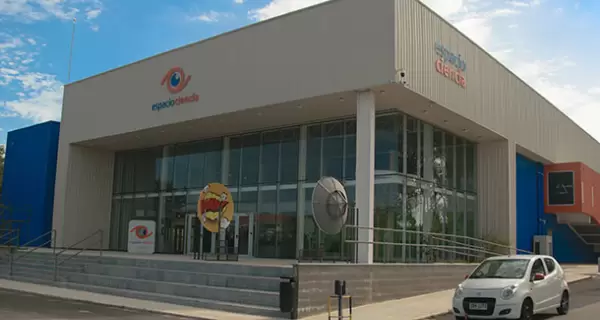 Los museos y centros culturales ofrecen talleres, visitas especiales y actividades participativas.