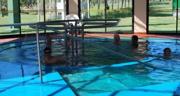 Si la idea es descansar, leer y pasar tiempo en el agua, las termas luego del receso son el destino indicado.